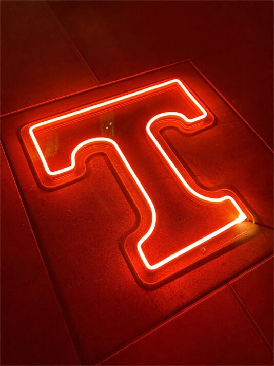 Buchstabe T LED Neonschild für Bar und Cafe