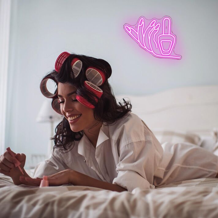 Maniküre Hände mit Nagellackflasche LED-Neonschild für Nagelstudio Beauty Salon