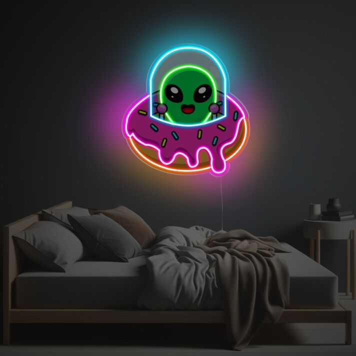 Verspieltes LED Neonschild mit niedlichem Alien Motiv und Donut Design