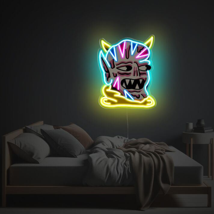 Abstraktes LED Neonschild mit fantasievollem Dämonen Kopf und farbintensivem Leuchteffekt als moderne Wanddekoration