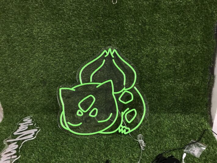 Fantasie-Kreatur mit Pflanzenspross LED-Neonschild Gamingzimmer