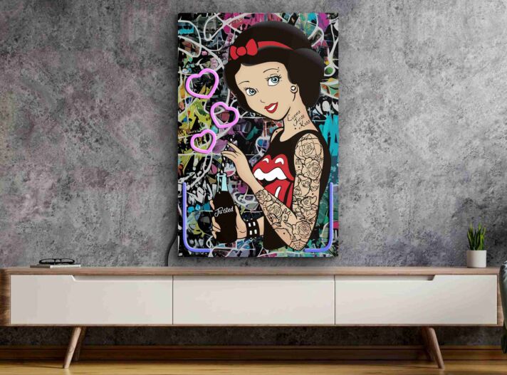 Frau mit Flasche und Herzsymbolen LED-Neonschild für Wohnzimmer Bar