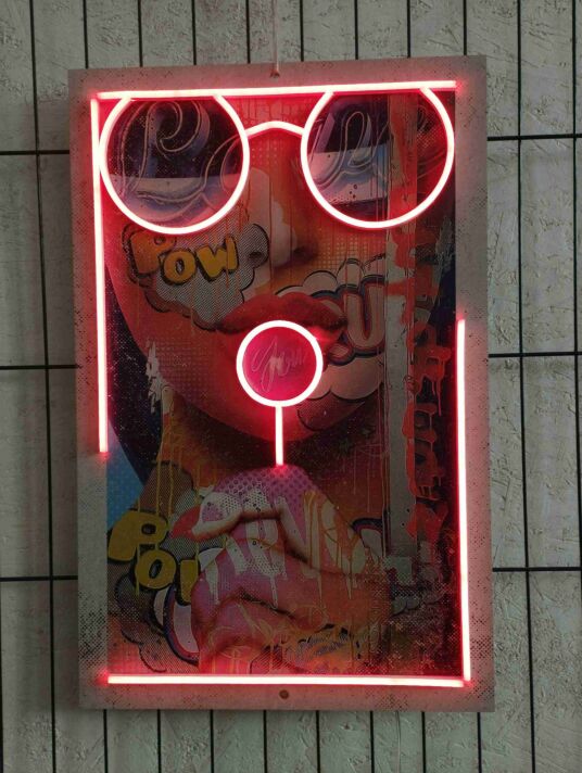 Pop-Art Frauengesicht mit Sonnenbrille LED-Neonschild für Wohnzimmer oder Bar
