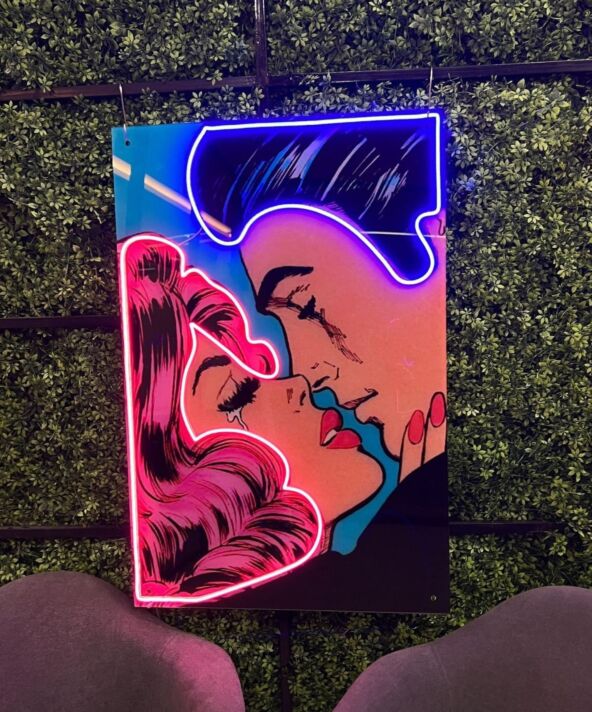 Kuss im Pop Art Stil LED-Neonschild für Wohnzimmer oder Bar
