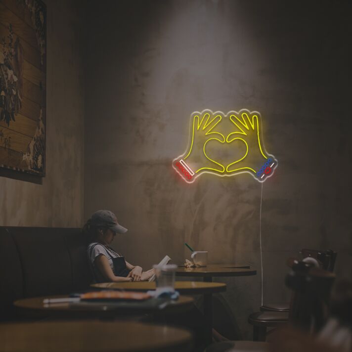Dekoratives LED Neonschild mit Herzform aus Händen als warmes Wandlicht für moderne Wohnräume Cafés oder Studios