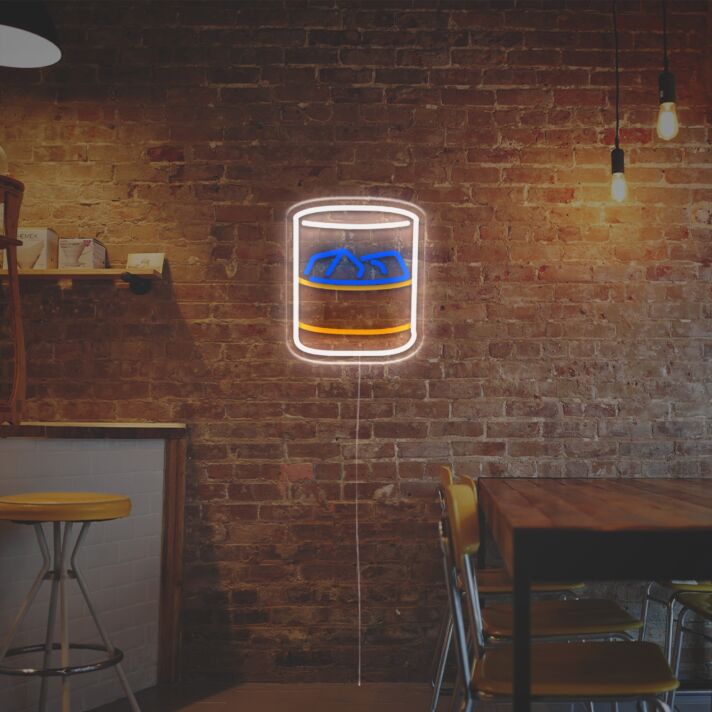 Whiskyglas mit Eiswürfeln LED-Neonschild für Bar und Restaurant