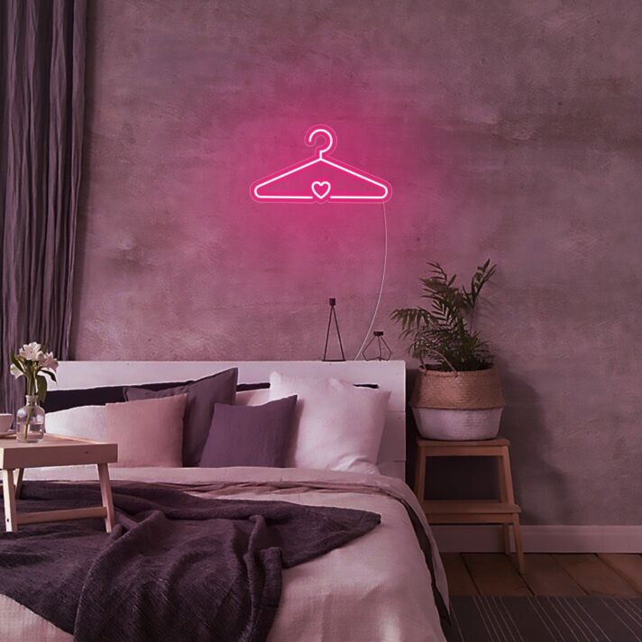 Kleiderbügel mit Herzsymbol LED-Neonschild Schlafzimmer
