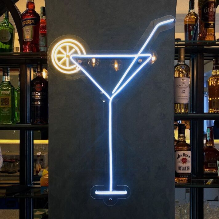Cocktailglas mit Strohhalm und Zitronenscheibe LED-Neonschild für Bar oder Club