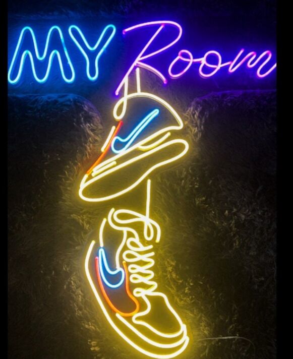 LED Neonschild My Room mit Sneaker Motiv als leuchtende Wanddekoration für Jugendzimmer Gaming Room Studio oder modernes Zuhause