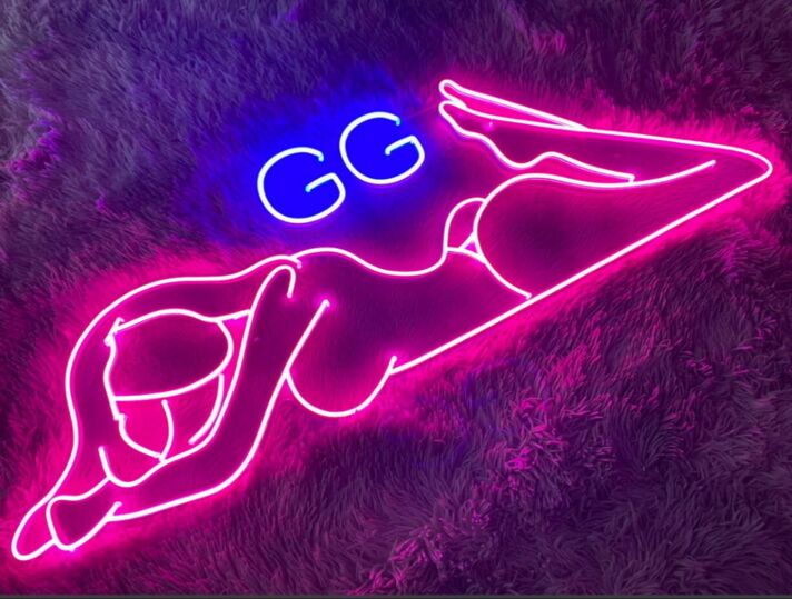 LED Neonschild mit springendem Sportler Motiv und GG Schriftzug als moderne Wanddekoration für Gaming Room Jugendzimmer Fitness Raum oder kreative Studio Beleuchtung