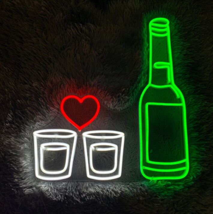 Bierflasche und Schnapsgläser mit Herzsymbol LED-Neonschild für Bar Club