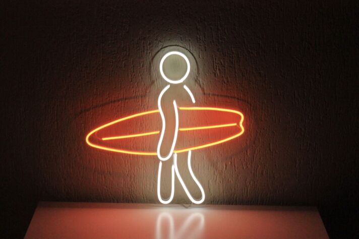 Surfer mit Surfbrett LED-Neonschild Wohnzimmer Bar