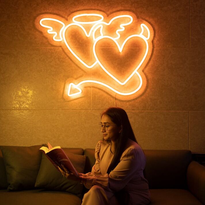 Leuchtendes Herz LED Neonschild mit Engel und Teufel Motiv als moderne Wanddekoration für Wohnzimmer und Schlafzimmer