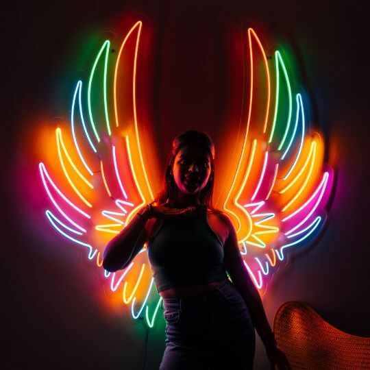 Buntes LED Neonschild mit Flügel Motiv als moderne Wanddekoration für Fotoshootings Bars und Wohnräume
