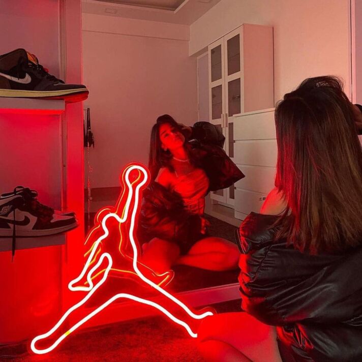 Rotes LED Neonschild Basketball Dunk Silhouette sportliche Wanddekoration für Jugendzimmer Fitnessraum Gaming Room oder moderne Urban Einrichtung