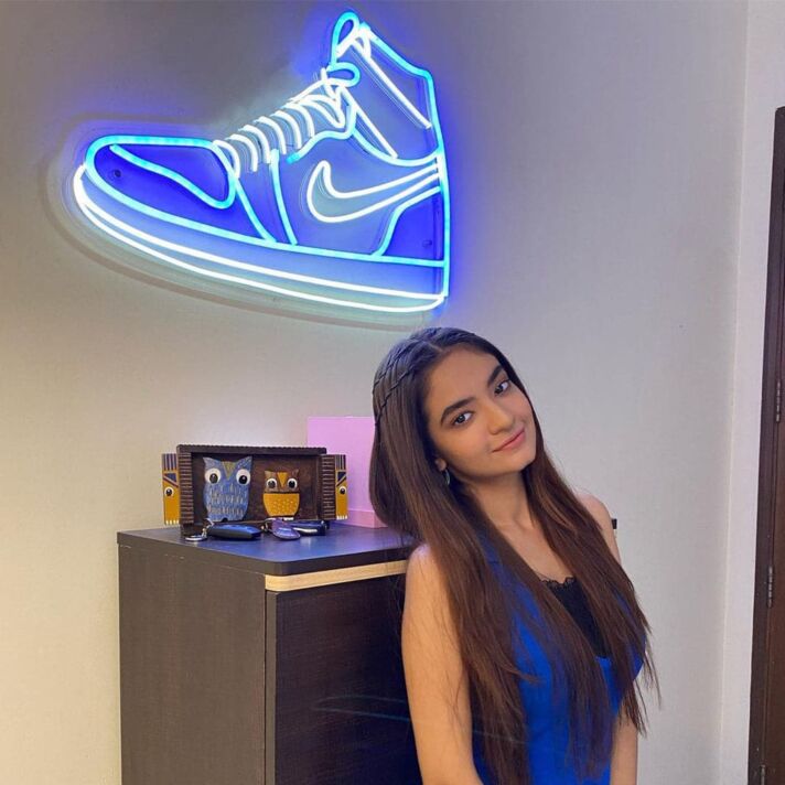 Sportlicher Sneaker LED Neonschild Moderne Wandbeleuchtung im Streetwear Stil für Studio Gaming Zimmer und kreative Räume