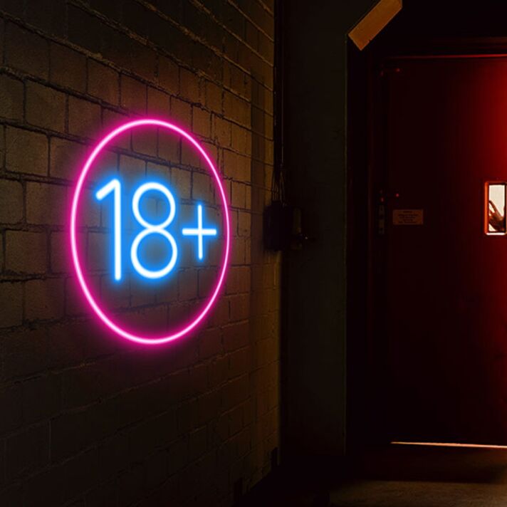 Dekoratives LED Neonschild mit 18 Plus Symbol im Kreis für Bar Club und moderne Raumgestaltung