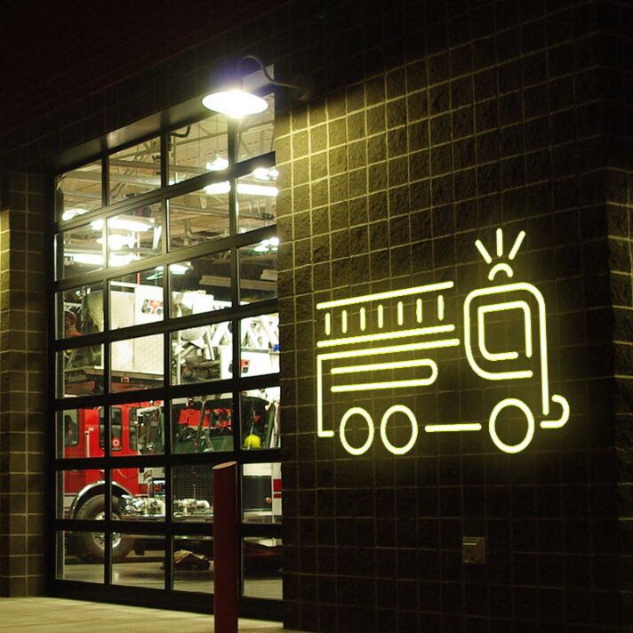 Dekoratives LED Neonschild mit Feuerwehrwagen Symbol für Garage Studio und moderne Raumgestaltung