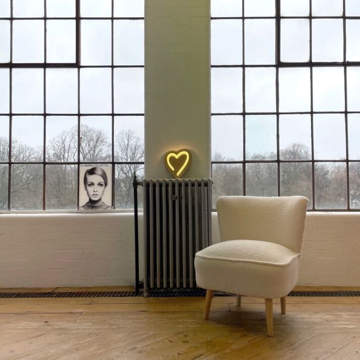 Minimalistisches Herz LED Neonschild als stilvolle Wanddekoration für moderne Wohnräume und gemütliche Ecken
