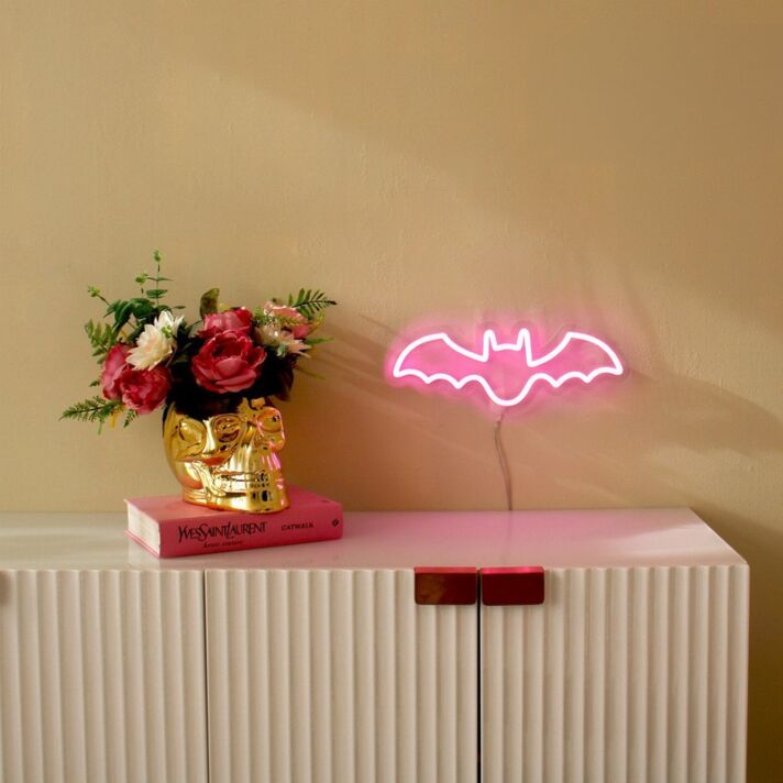 Fledermaus LED Neonschild als dekorative Tischleuchte für modernes Home Decor