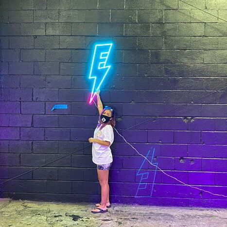 Blitz LED Neonschild als moderne Wanddekoration für Wohnzimmer Studio oder kreative Räume