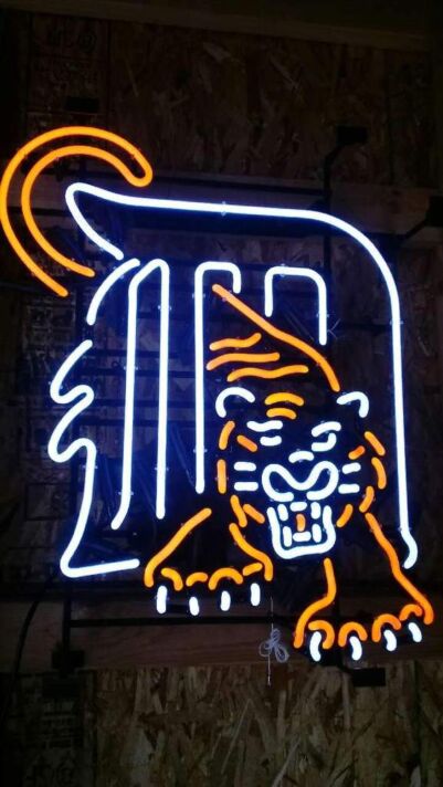 Grafisches Tiger Motiv LED Neonschild im abstrakten Neon Art Stil mit dynamischer Linienführung für Bars Lounges und kreative Räume