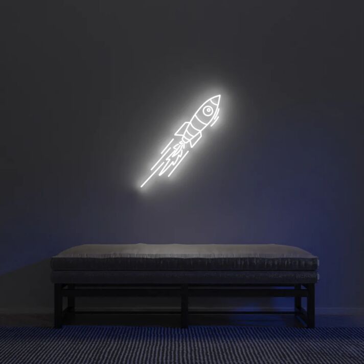 Kleines Raketen LED Neonschild in Warmweiß im schlichten Design als dezente Wanddekoration für moderne Wohnräume und Kinderzimmer