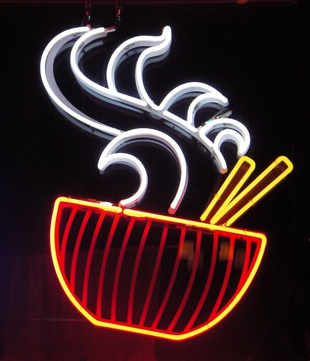 Ramen LED Neonschild mit Schüssel und Stäbchen im klassischen Design als leuchtende Wanddekoration für Küche Restaurant und Café
