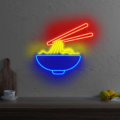 Ramen LED Neonschild mit Schüssel Nudeln und Stäbchen im farbigen Design als leuchtende Wanddekoration für Küche Restaurant und Café