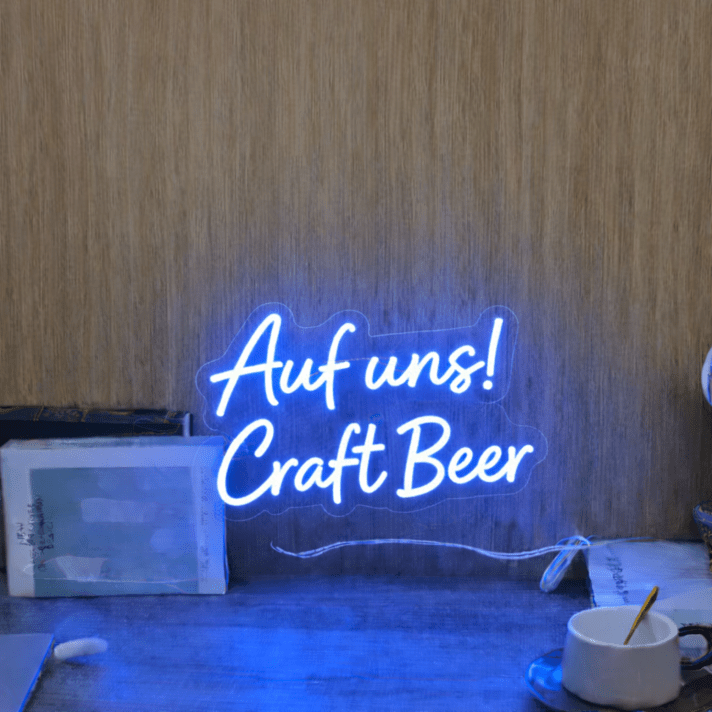 Auf uns! Craft Beer LED-Neonschild für Bar und Pub