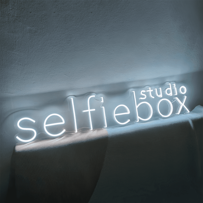 selfiebox studio LED-Neonschild für Fotostudio und Eventlocation