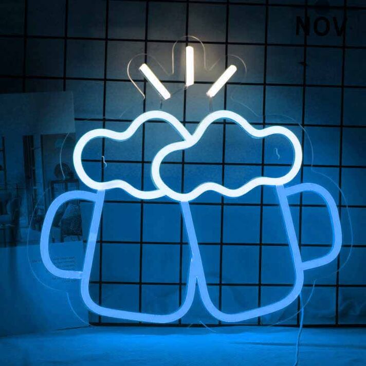 zwei Bierkrüge mit Schaum LED-Neonschild Bar Party