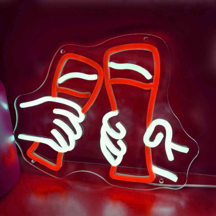 Dekoratives LED Neonschild mit anstoßenden Gläsern Motiv als stimmungsvolle Wandbeleuchtung für Bar Party oder Wohnzimmer
