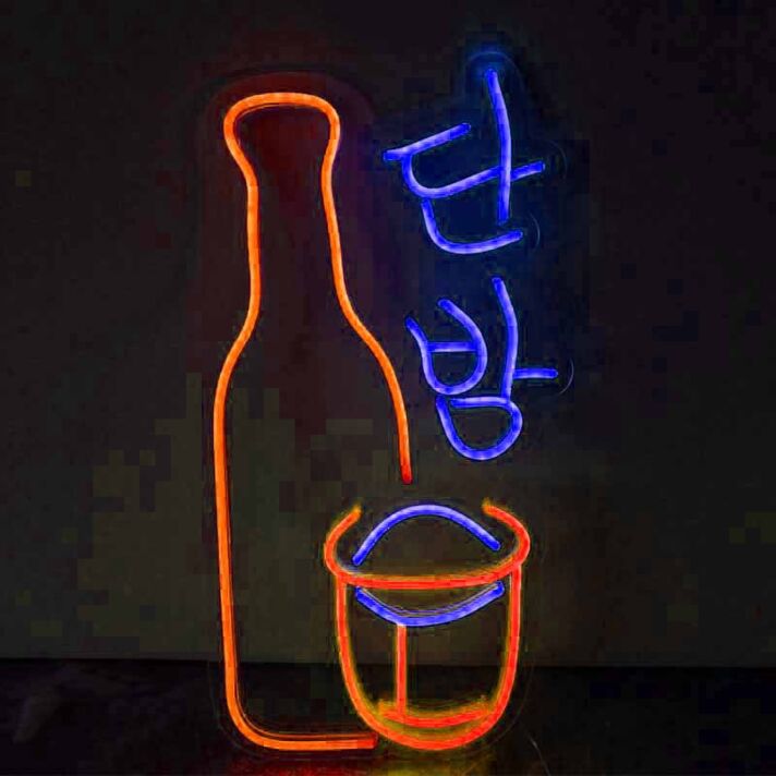 Dekoratives LED Neonschild mit Flasche Becher und asiatischem Schriftzeichen Motiv als moderne Wandbeleuchtung