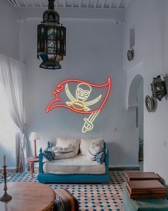 Piratenflagge mit Totenkopf und Football LED-Neonschild für Wohnzimmer Sportbar