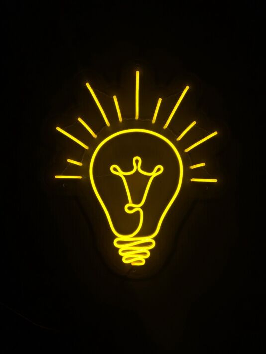 Glühbirne mit Strahlen LED-Neonschild Wohnzimmer Büro