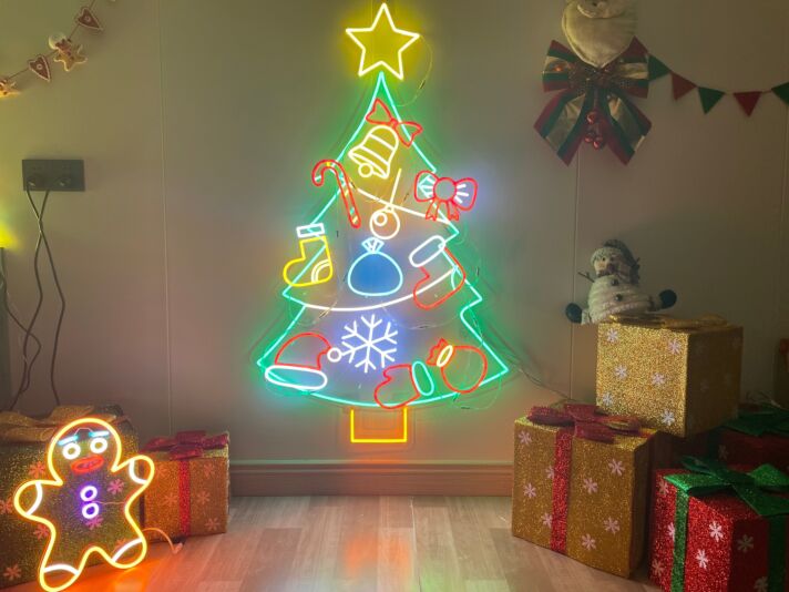 Weihnachtsbaum Neon LED Neonschild mit Stern und Weihnachtsmotiven