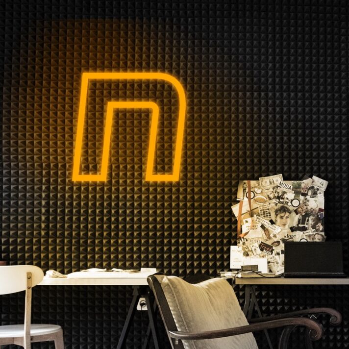 Minimalistisches Buchstaben-N Symbol LED-Neonschild für Büro Studio