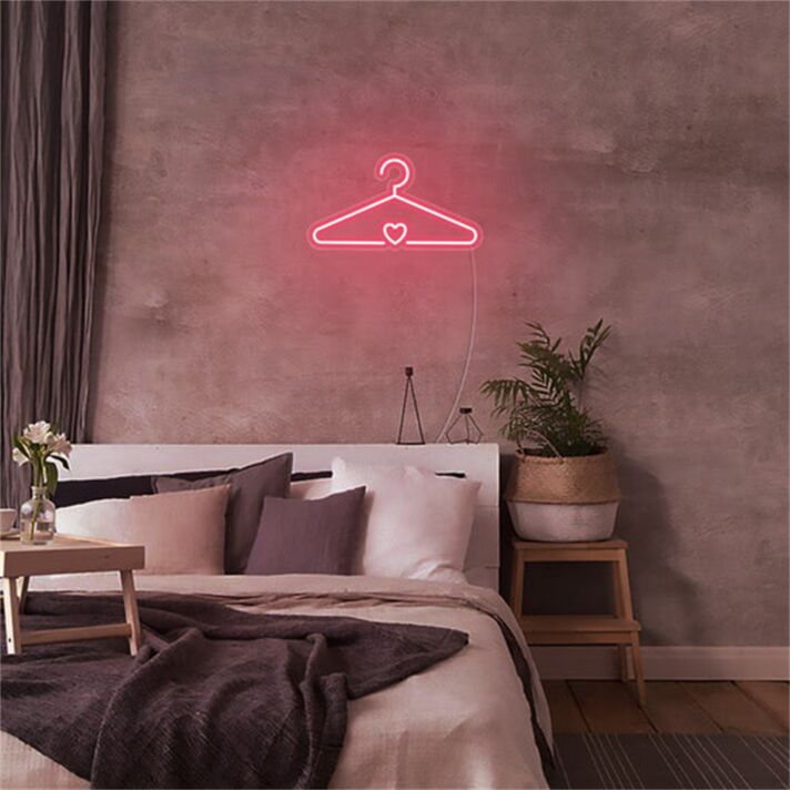 Kleiderbügel mit Herzsymbol LED-Neonschild für Schlafzimmer Boutique