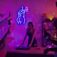 tanzende Frau mit Getränk LED-Neonschild für Bar Club
