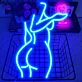 tanzende Frau mit Getränk LED-Neonschild für Bar Club