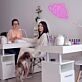 Maniküre Hände mit Nagellackflasche LED-Neonschild für Nagelstudio Beauty Salon