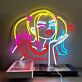 Farbenfrohes LED Neonschild mit moderner Mädchen Illustration und Herzmotiv als künstlerische Wandbeleuchtung für Wohnzimmer Schlafzimmer oder kreative Raumdekoration