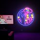 Hand mit Spielcontroller und Stadtsilhouette LED-Neonschild für Gamingzimmer