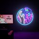 Hand mit Spielcontroller und Stadtsilhouette LED-Neonschild für Gamingzimmer