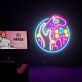 Hand mit Spielcontroller und Stadtsilhouette LED-Neonschild für Gamingzimmer