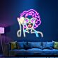 Pop-Art Frau mit pinken Haaren und gelber Brille LED-Neonschild mit UV-Druck für Wohnzimmer Lounge