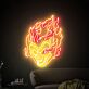 Auffälliges LED Neonschild mit brennendem Totenkopf Motiv als atmosphärische Wanddekoration für moderne Wohnräume Gaming Zimmer oder stilvolle Männerzimmer