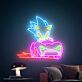Farbenfrohes LED Neonschild mit schneller Comic Figur im Rennwagen Design als dynamische Wanddekoration für Jugendzimmer Gaming Räume oder moderne Entertainment Bereiche