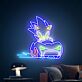 Farbenfrohes LED Neonschild mit schneller Comic Figur im Rennwagen Design als dynamische Wanddekoration für Jugendzimmer Gaming Räume oder moderne Entertainment Bereiche
